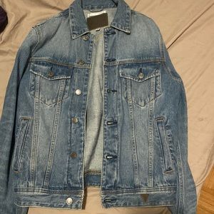 I’m selling a jacket, a blue jacket. Size US S